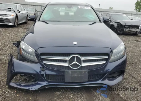 2017 Mercedes-Benz C 300 4Matic z USA, uszkodzony, nr VIN 55SWF4KB1HU230754